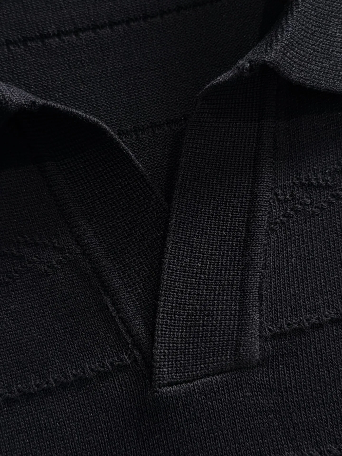 LP high quality Loro Piana 26ss New Arrival men's short-sleeved T-shirt. Made of combed cotton yarn knitted cotton fabric, no pressure when entering and exiting the counter. Exclusive control of raw materials. It feels substantial when weighed, and the upper body is more textured than ordinary T-shirts. This texture can handle the weather easily and is suitable for both hot and cold! Loose fit design, looks noble. The only correct version is available Size: M to 3XL
